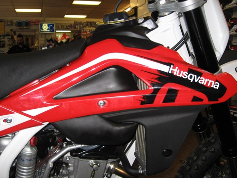 2010-HUSQVARNA-250-IMS-TANK-4.jpg